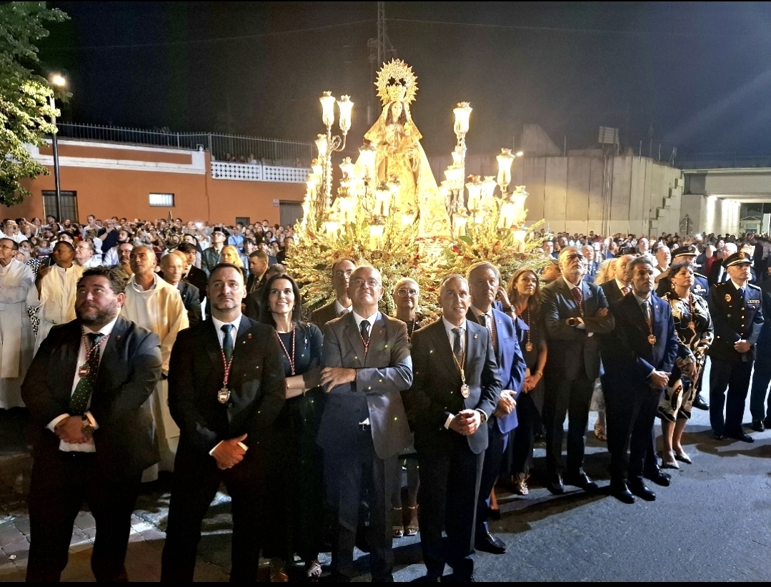 La Virgen de Gracia es honrada con una despedida repleta de pétalos y luces pirotécnicas en Puertollano 1