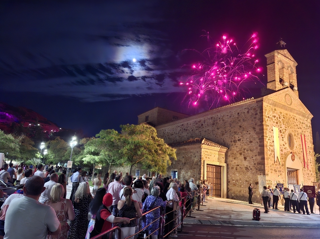 La Virgen de Gracia es honrada con una despedida repleta de pétalos y luces pirotécnicas en Puertollano 2