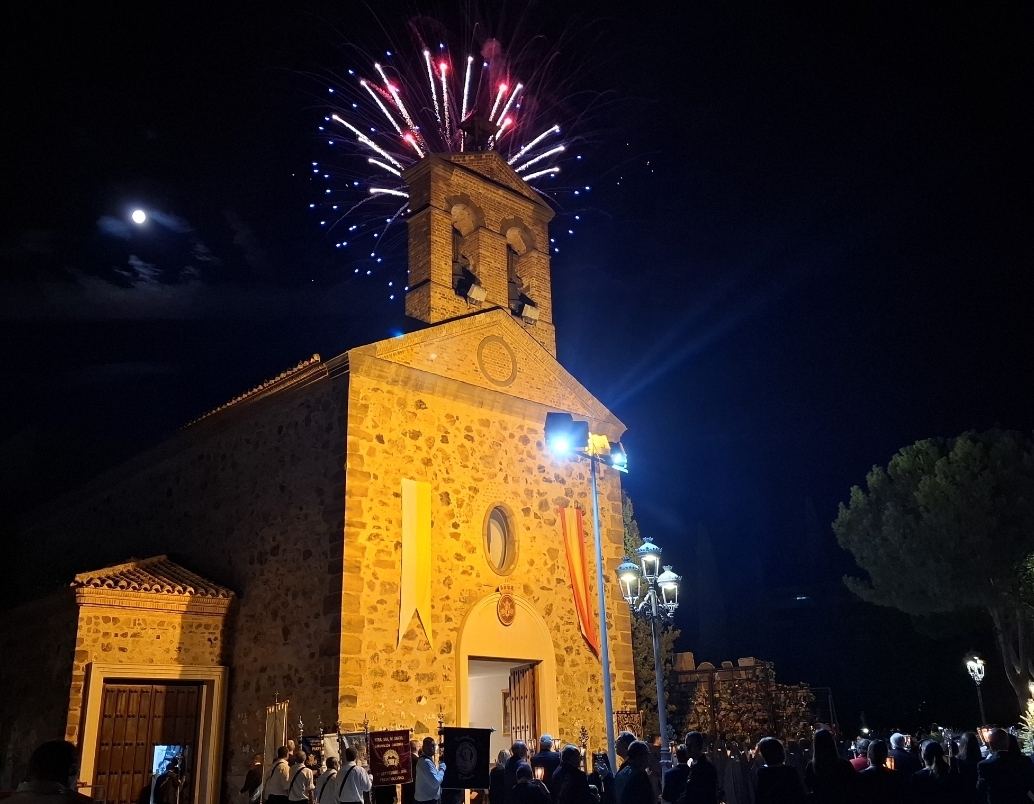 La Virgen de Gracia es honrada con una despedida repleta de pétalos y luces pirotécnicas en Puertollano 3