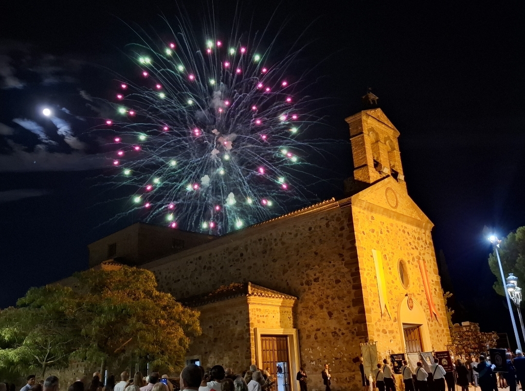 La Virgen de Gracia es honrada con una despedida repleta de pétalos y luces pirotécnicas en Puertollano 4