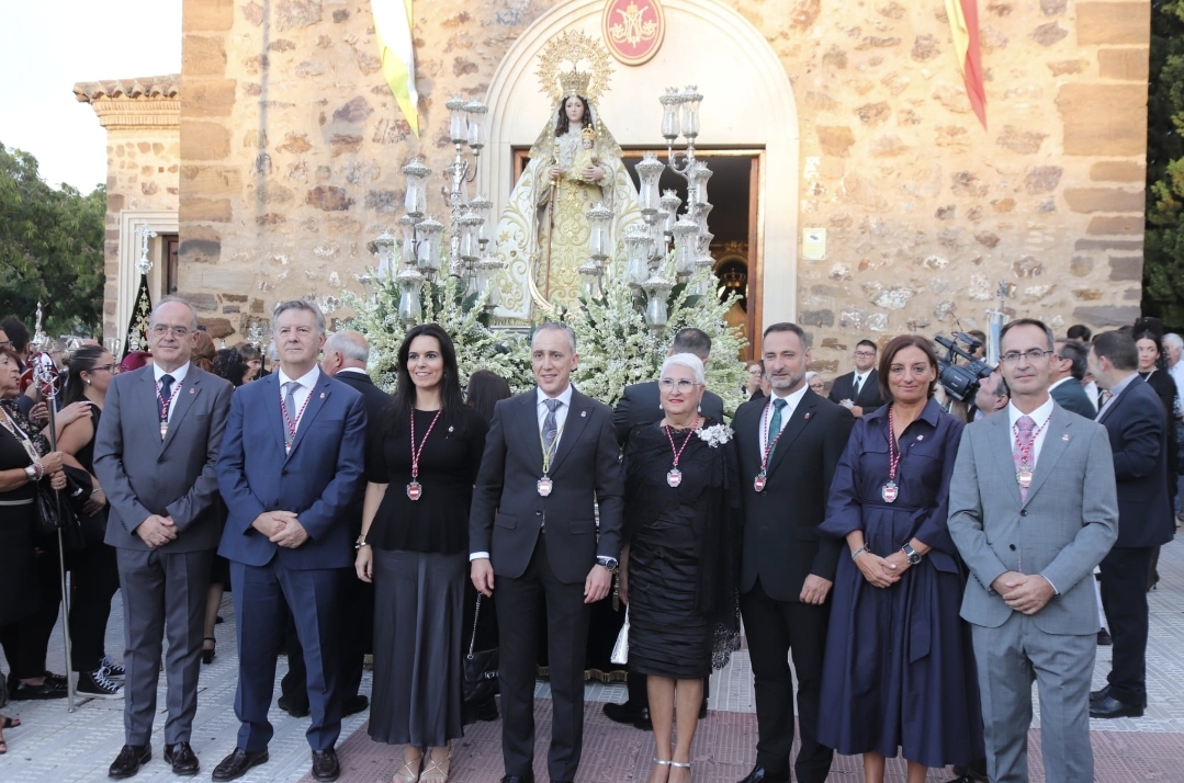 Puertollano Celebra con Devoción: Multitud Acompaña a la Virgen de Gracia en Procesión de Fe y Tradición 3 Puertollano Celebra con Devoción: Multitud Acompaña a la Virgen de Gracia en Procesión de Fe y Tradición 3