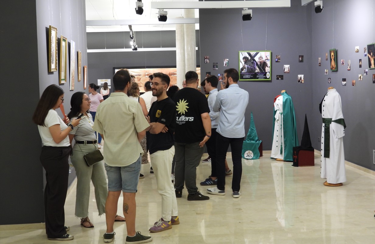 Exhibición de trajes y textiles