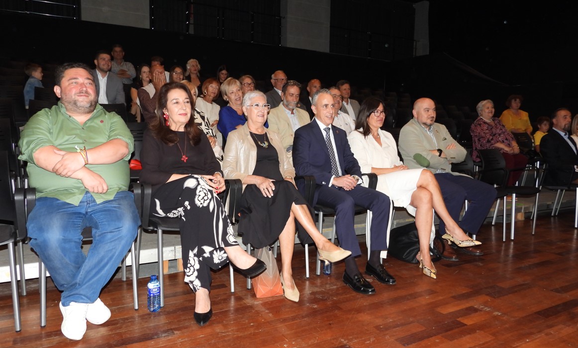 Reconocimiento a la solidaridad: Alcalde galardonado en los Premios AJYPE por su destacada colaboración tras la DANA en Valencia 9 Reconocimiento a la solidaridad: Alcalde galardonado en los Premios AJYPE por su destacada colaboración tras la DANA en Valencia 6
