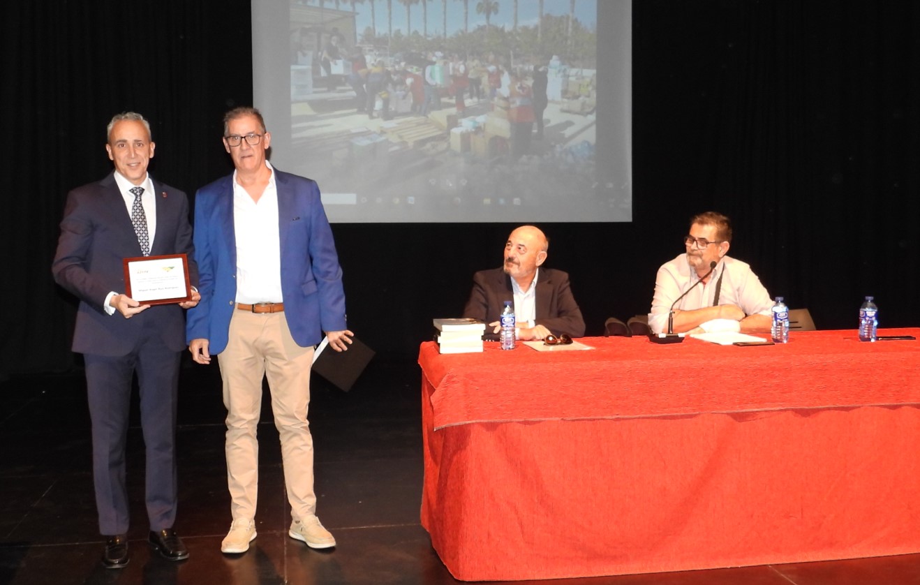 Reconocimiento a la solidaridad: Alcalde galardonado en los Premios AJYPE por su destacada colaboración tras la DANA en Valencia 8 Reconocimiento a la solidaridad: Alcalde galardonado en los Premios AJYPE por su destacada colaboración tras la DANA en Valencia 5
