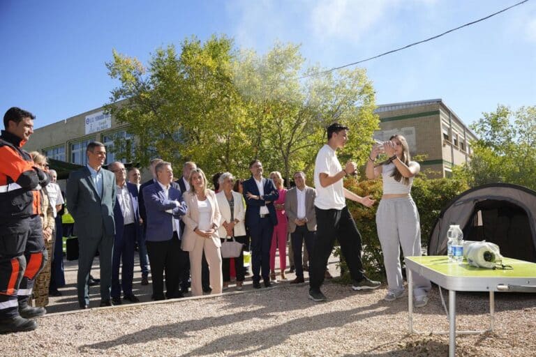 Alumnos del IES conquense 'Fernando Zóbel' sorprenden a Pedro Sánchez con sus conocimientos en Emergencias