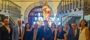 Apoyo Institucional: El Presidente de la Diputación de Ciudad Real Participa en la Procesión de San Agustín en Fernán Caballero