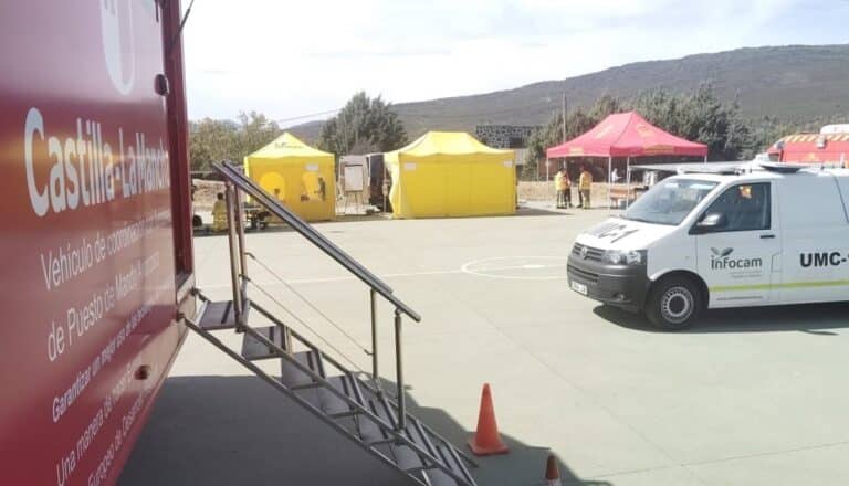 Atendido un integrante del equipo de extinción del fuego de Peñalba por inhalación de humo y cansancio