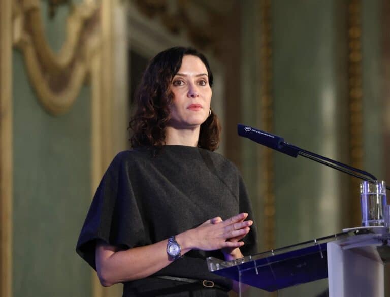 Ayuso, que dice que el fuego de Peñalba "no interesa mucho", pone en valor el trabajo de los profesionales de extinción