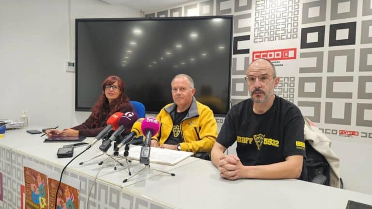 CCOO pide también la dimisión de viceconsejero y achaca a los "recortes" el agravamiento del incendio de Peñalba