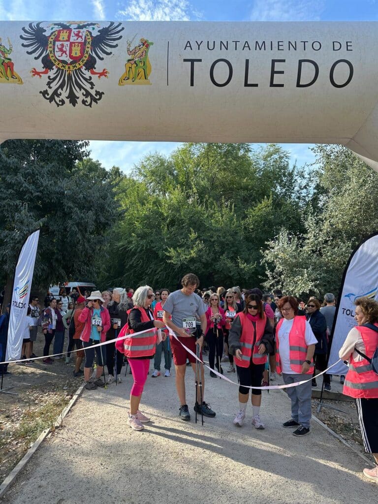 Cerca de 400 personas marchan en Toledo en solidaridad con las afectadas por cáncer de mama