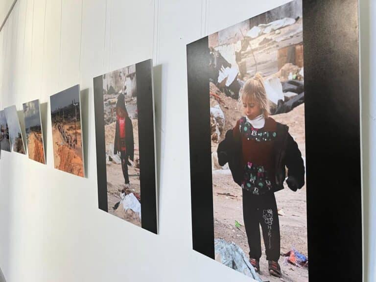 Cuenca exhibe desde este jueves las fotos de Shadi Ismael, testimonio directo del genocidio en Gaza