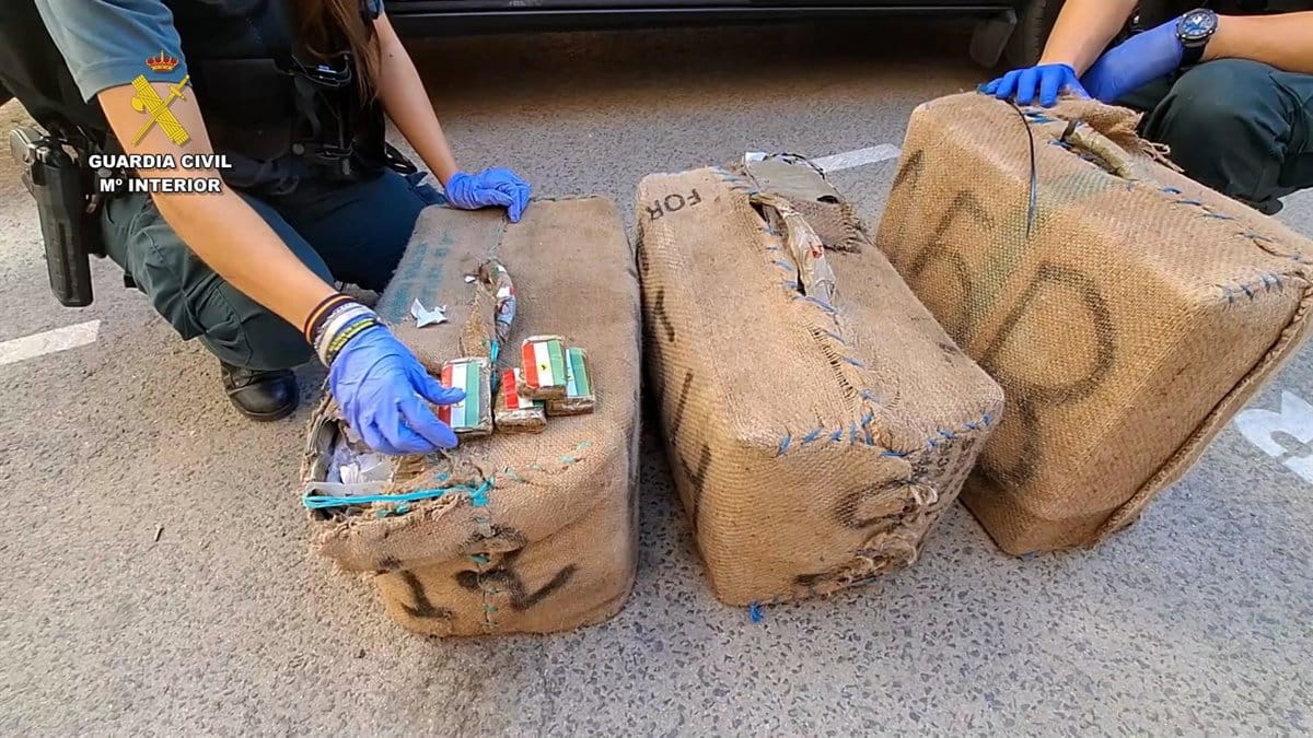 Detienen en Villarrobledo a un vecino de Cádiz que transportaba 310 kilos de hachís en una furgoneta