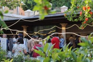 El Jardín de San Lucas celebra este sábado su último mercado de verano, con el mantón de manila como invitado especial