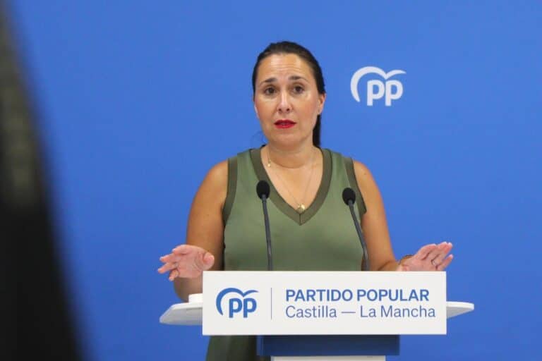 PP cree que Page "lleva una carta escondida en la manga y juega con una baraja marcada" y por eso sigue ligado a Sánchez