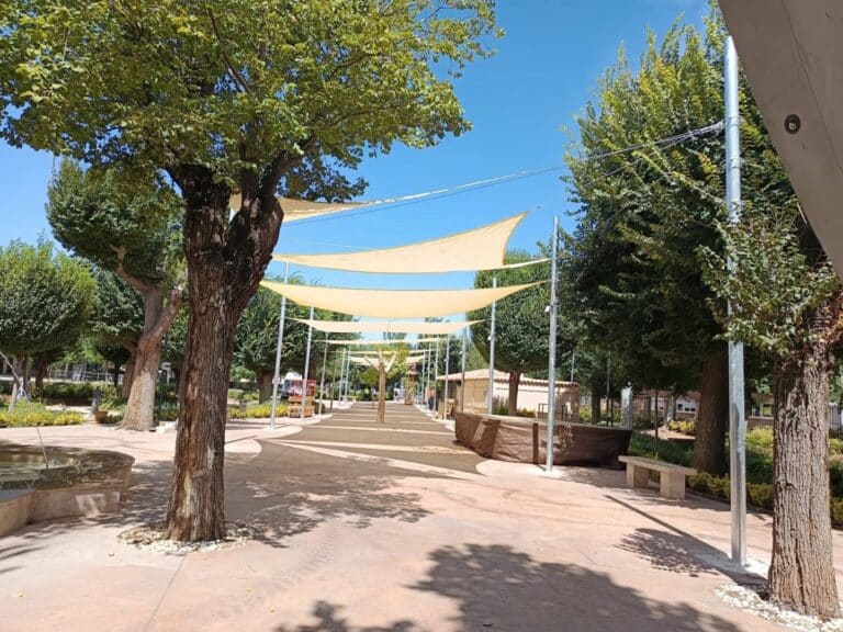 El Parque Municipal de Bolaños de Calatrava suma nueve nuevas estructuras de sombrillas