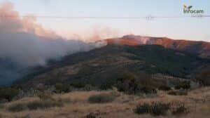 El fuego en Peñalba de la Sierra (Guadalajara) se eleva a nivel 1 y provoca el corte de la carretera GU-187