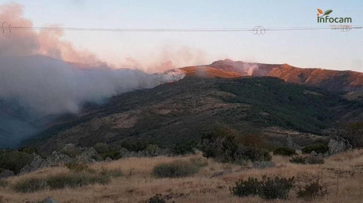 El fuego en Peñalba de la Sierra (Guadalajara) se eleva a nivel 1 y provoca el corte de la carretera GU-187