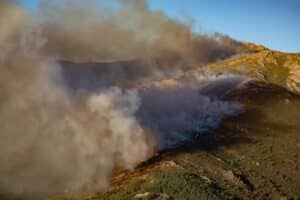 Elevan a 1.800 las hectáreas afectadas por el incendio de Peñalba de la Sierra, 1.000 más en 24 horas