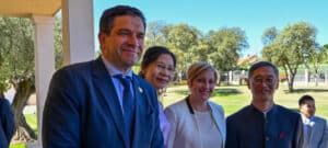 Embajador Chino en España Celebra el 76º Aniversario de la República con Valverde