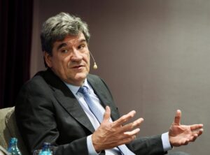 Escrivá, que destaca la resiliencia de la economía frente a las tensiones geopolíticas, avista posibles disrupciones