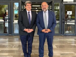 Escrivá propone organizar cursos de educación financiera en colaboración con la Universidad de Castilla-La Mancha