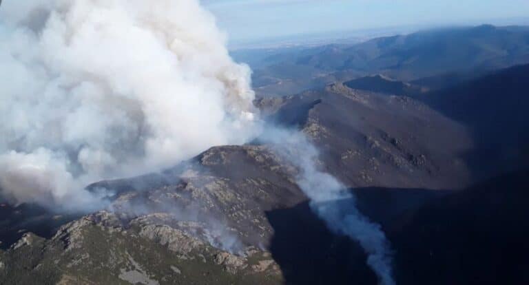 Evacuan a varios bomberos forestales del incendio de Peñalba de la Sierra por posible intoxicación por humo