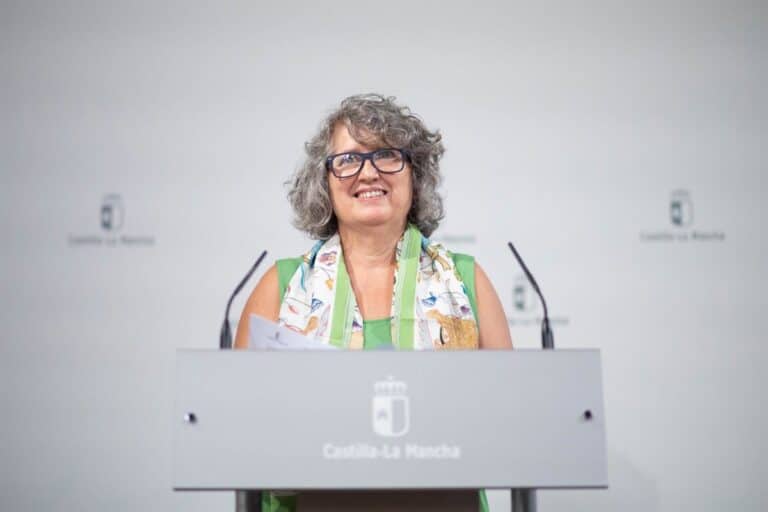 Gómez pide a sindicatos "no poner en el disparadero" a Junta en incendios y garantiza mejoras donde sea necesario