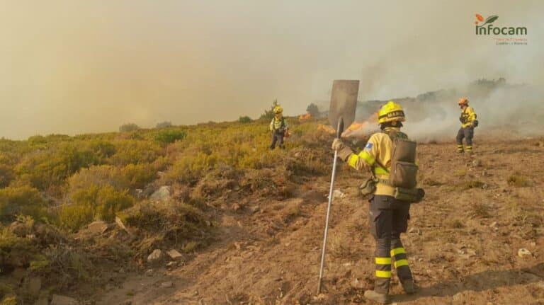Hasta 30 medios, 10 de ellos aéreos, trabajan ya en el fuego de Peñalba de la Sierra, que sigue en Nivel 2