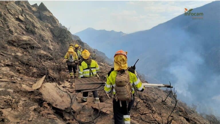 Hasta siete medios aéreos reemprenden las labores de extinción del incendio de Peñalba, que sigue en Nivel 1