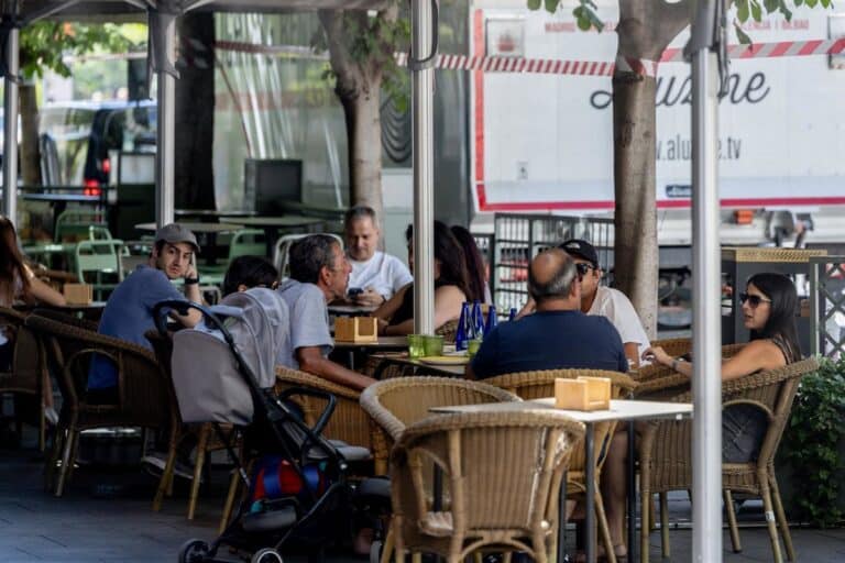 La Asociación de Hostelería de Toledo califica de "desproporcionada" la prohibición de fumar en terrazas