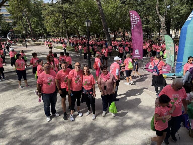 La XI Marcha Solidaria contra el cáncer de Guadalajara congrega a más de 2.000 participantes