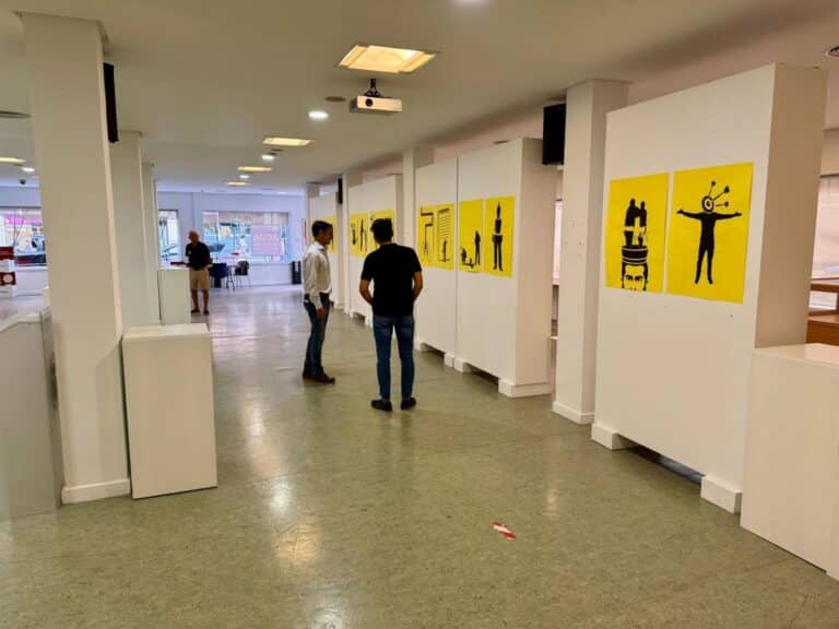 La exposición de ilustración digital 'El Extranjero' abre el curso cultural en la sala ACUA del Campus de Ciudad Real