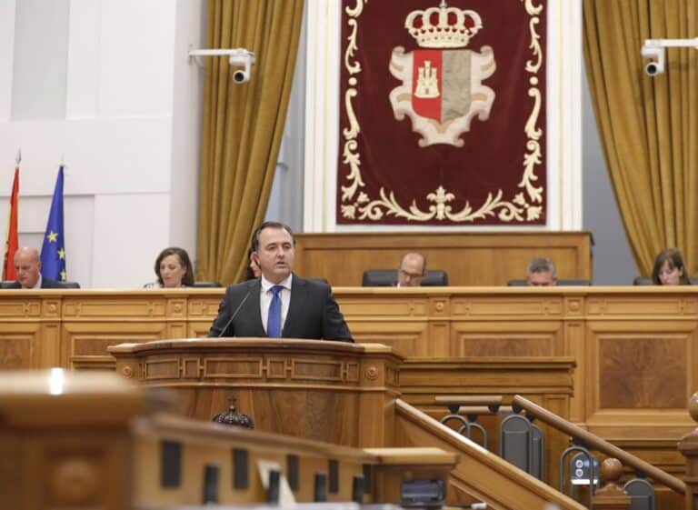 La oposición, contra reparto de migrantes en una sesión con Vox culpando a Page de futuras violaciones