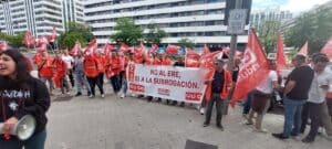 La plantilla de Eserman en Puertollano clama por sus empleos frente a la sede central de Repsol en Madrid