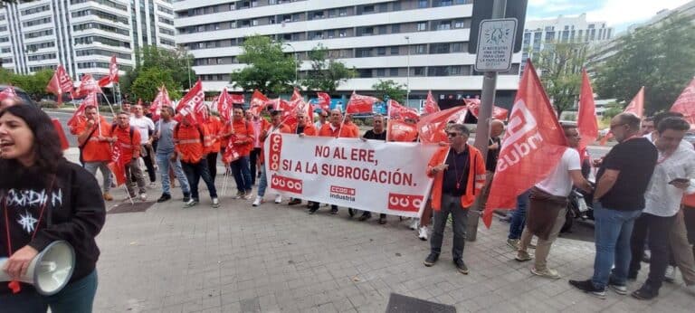 La plantilla de Eserman en Puertollano clama por sus empleos frente a la sede central de Repsol en Madrid