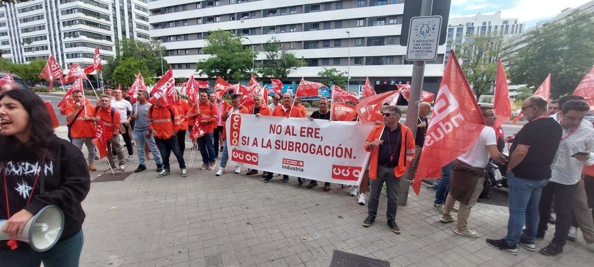 La plantilla de Eserman en Puertollano clama por sus empleos frente a la sede central de Repsol en Madrid