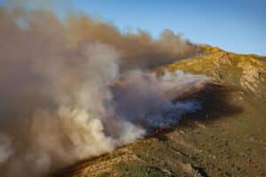 Los medios aéreos vuelven al incendio de Peñalba de la Sierra, que continúa en nivel 2