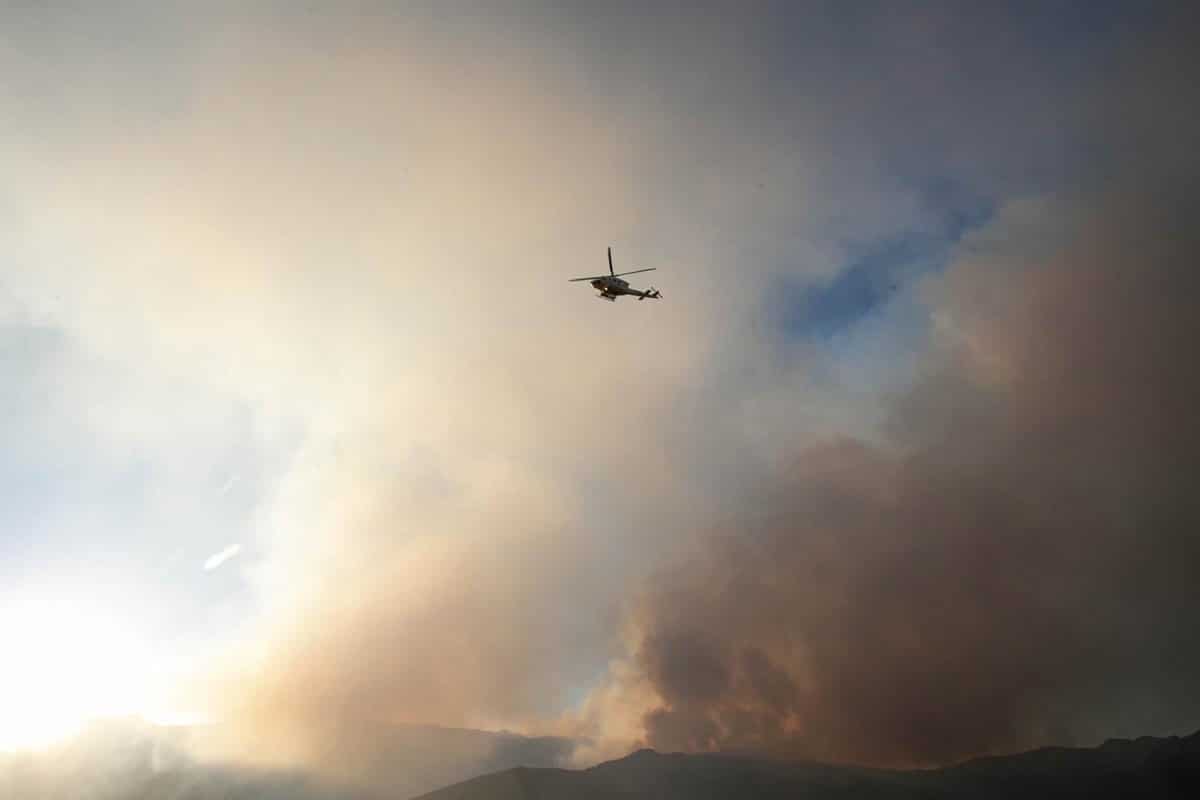 Más de 300 efectivos luchan contra las llamas en Peñalba de la Sierra