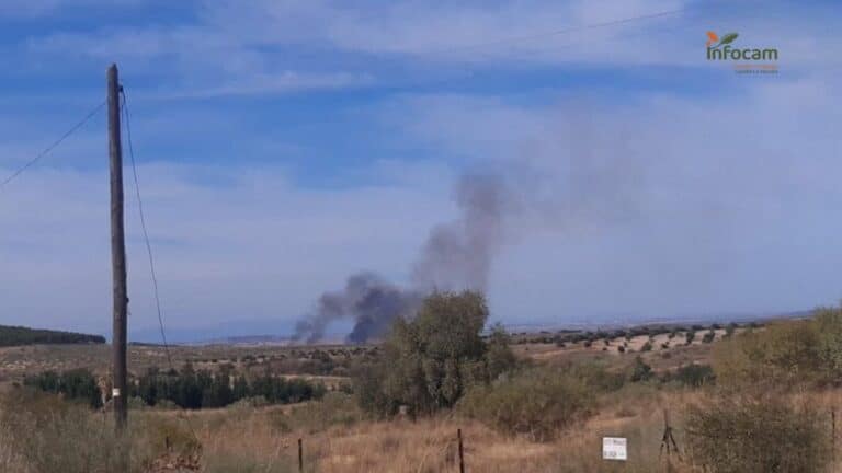 Medios aéreos y terrestres trabajan en las labores de extinción de un incendio declarado en Nambroca (Toledo)