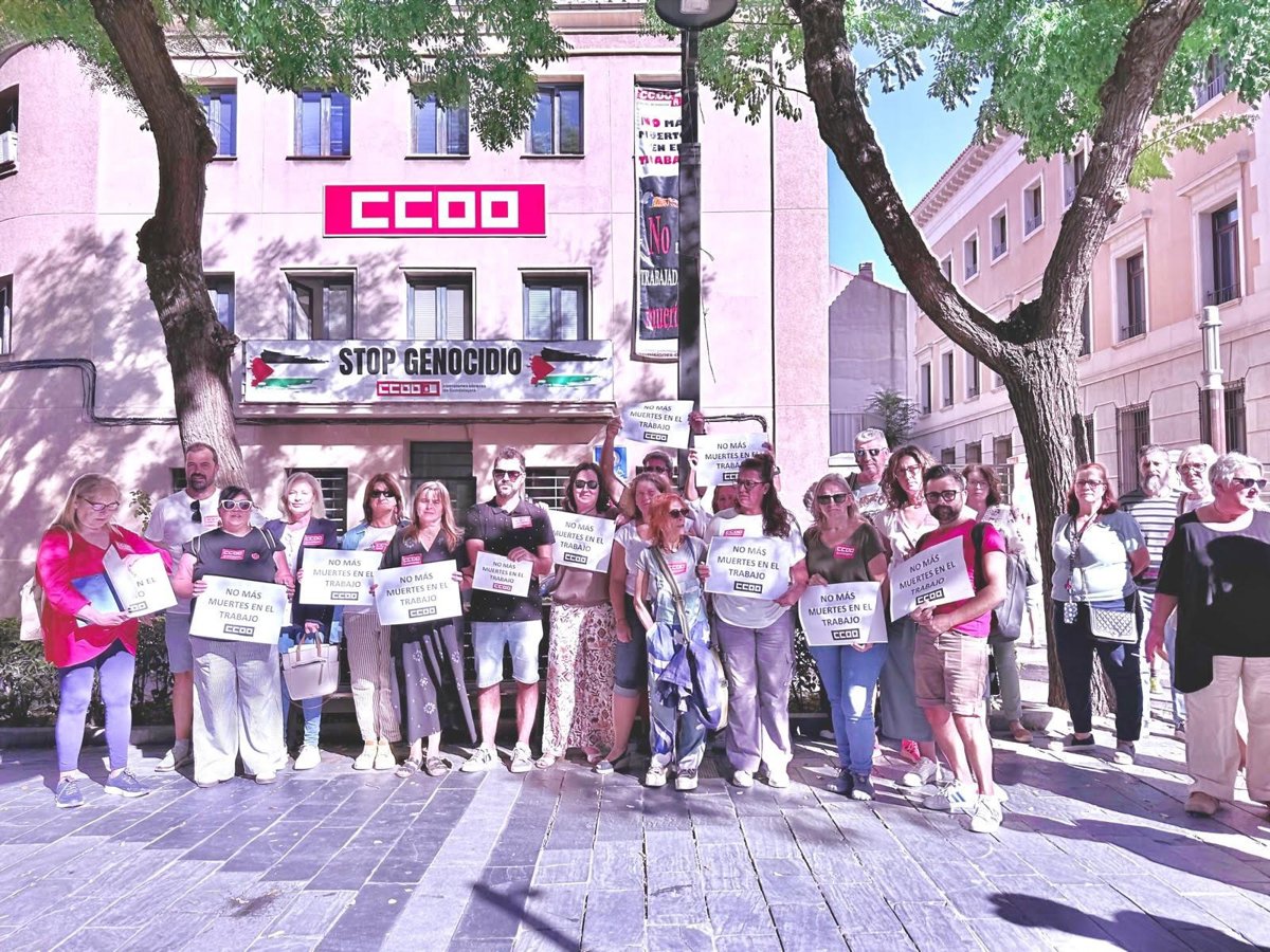 Minuto de silencio de CCOO contra la siniestralidad laboral en Guadalajara: "No más muertes en el trabajo"