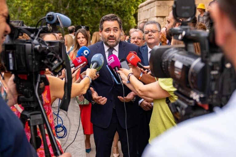 Núñez denuncia en el inicio del curso escolar que hay colegios en C-LM "apuntalados" y "sin las condiciones adecuadas"