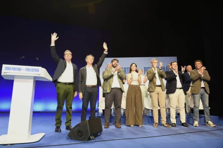 PP sella en Murcia un acuerdo sobre inmigración y agua, frente a Sánchez que "cierra el trasvase que alimenta a Levante"