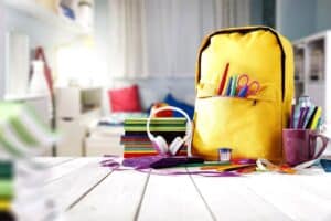 Planificar compras, aprovechar rebajas y comprobar etiquetado de materiales, recomendaciones ante la vuelta a las clases