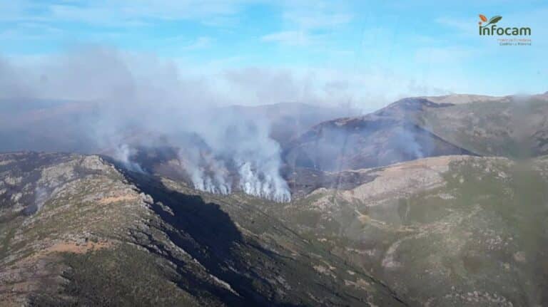 15 medios trabajan en las labores de extinción del incendio de Peñalba de la Sierra, que sigue en Nivel 1