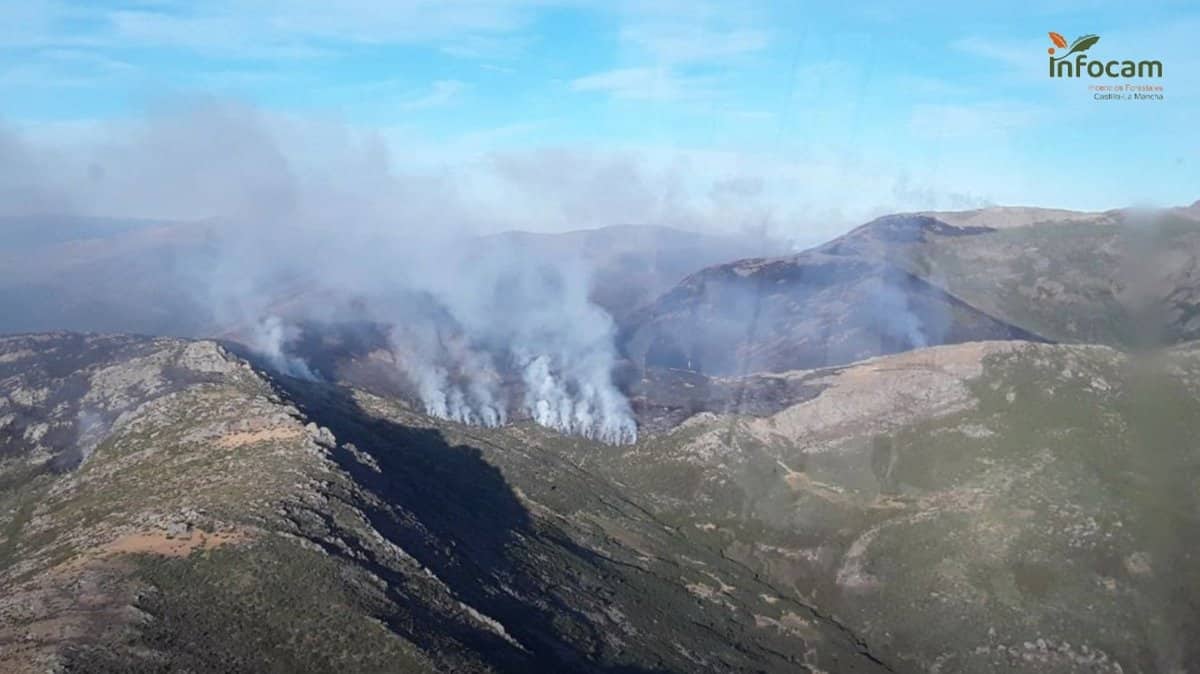 15 medios trabajan en las labores de extinción del incendio de Peñalba de la Sierra, que sigue en Nivel 1