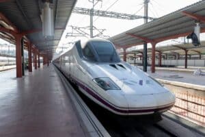 Suspendidos los trenes entre Madrid y Barcelona por un incendio próximo a la vía entre Alcolea del Pinar y Medinaceli