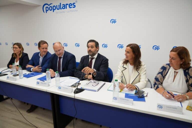 Tellado tilda a Page como el político de "las tres mentiras" y le acusa de ser "un fraude para Castilla-La Mancha"