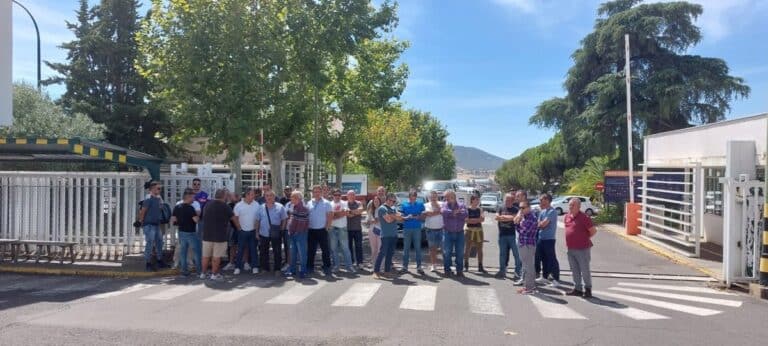 Trabajadores de Eserman bloquean la entrada de Repsol Química en Puertollano tras el anuncio de reconversión logística