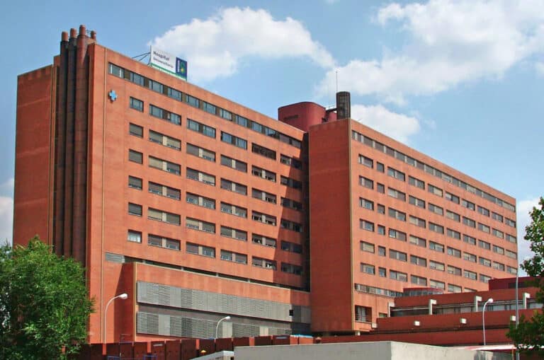 Trasladan al hospital a un trabajador que ha sufrido una caída en altura en una fabrica de cerveza en Alovera