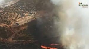 Tres medios aéreos y 15 terrestres participan en la extinción de un incendio en Puertollano